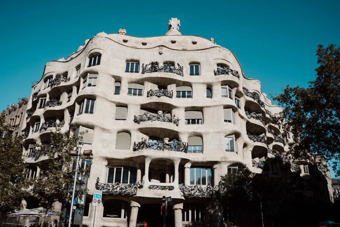 how-to-communicate-in-barcelona-and-how-to-visit-the-casa-mila